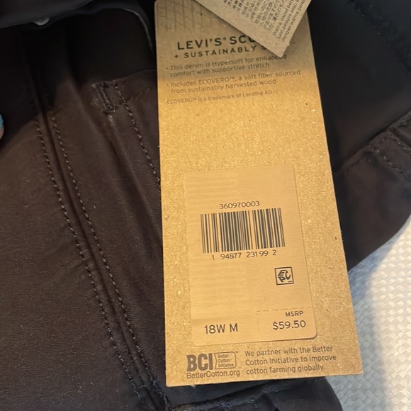 *SOLD* Women’s Levi’s - Picture 3 of 4